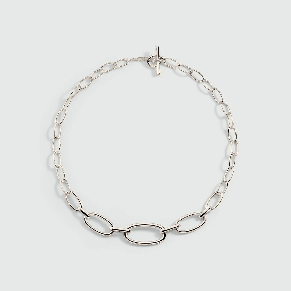 Collier CHAIN Agatha Paris en laiton rhodié – Ras du cou à maillons ovales et fermoir T
