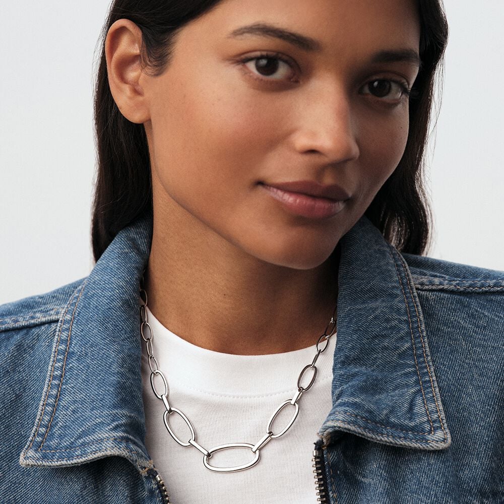 Collier CHAIN Agatha Paris en laiton rhodié – Ras du cou à maillons ovales et fermoir T
