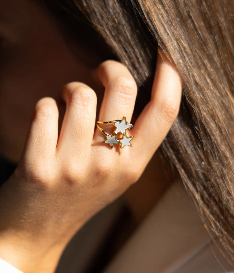 Bague Cyrielle Zag Bijoux portée sur la main, bijou doré raffiné et lumineux