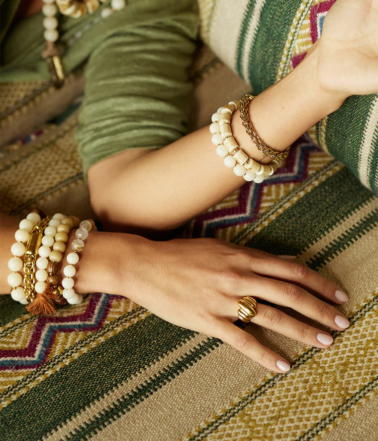 Bague Zag Bijoux Trocadéro en acier doré à l’or fin portée avec des bracelets 
