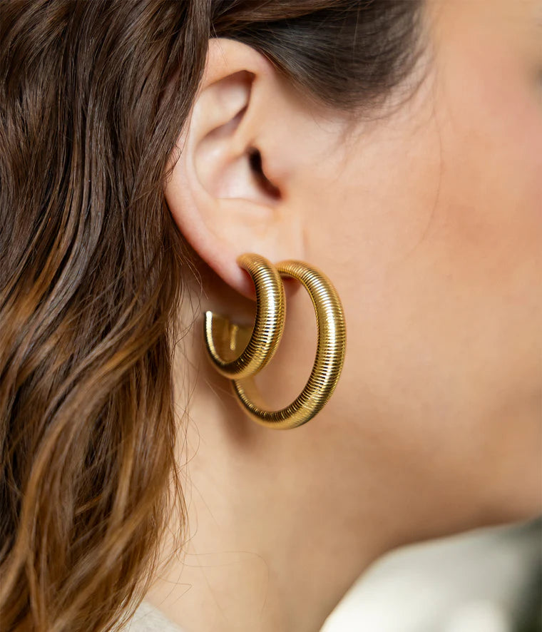 Boucles d’oreilles Kaneko Zag Bijoux – Créoles striées acier doré 22 mm