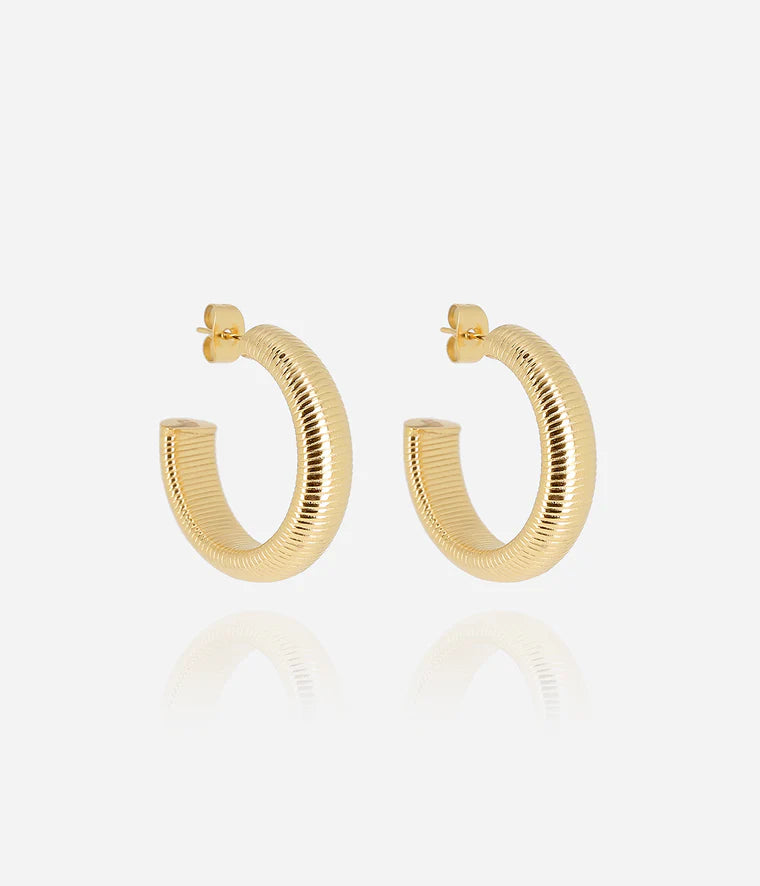 Boucles d’oreilles Kaneko Zag Bijoux – Créoles striées acier doré 22 mm