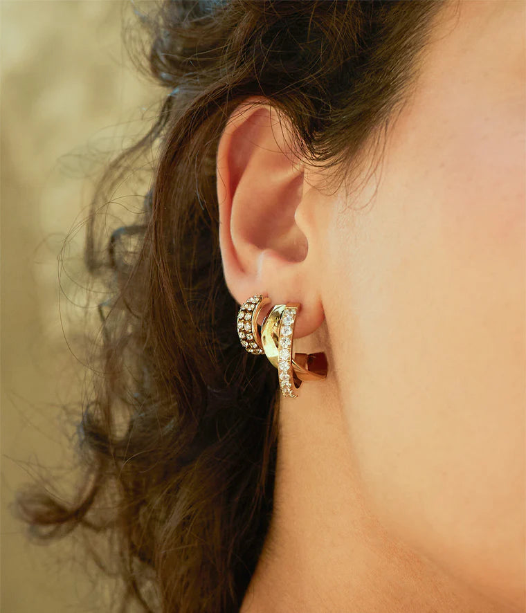 Boucles d’oreilles Téva Zag Bijoux portées, créoles dorées lumineuses et élégantes