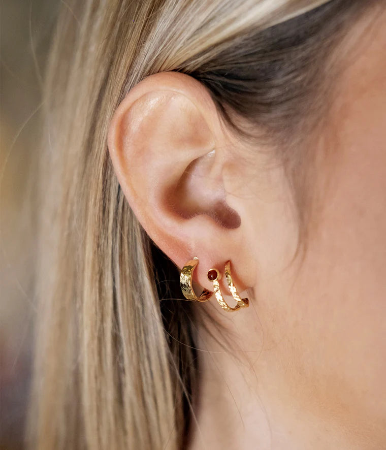 Boucles d’oreilles Zaria Zag Bijoux – Créoles martelées en acier doré 11 mm
