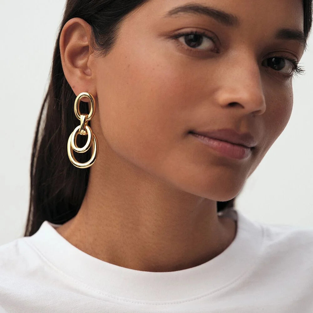 Boucles d’oreilles pendantes XOXO Doré – Agatha Paris Portées