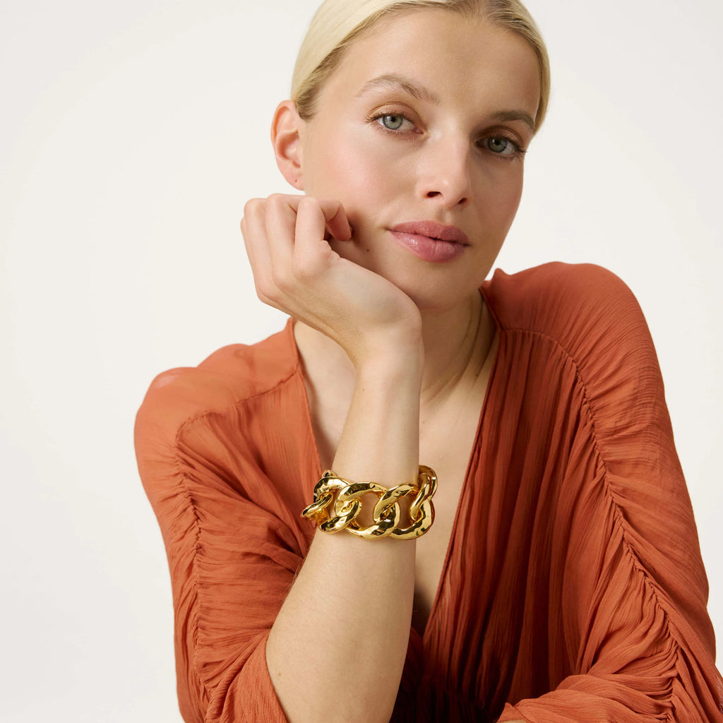 Bracelet Big Hammered doré Vanessa Baroni – maillons larges effet martelé porté