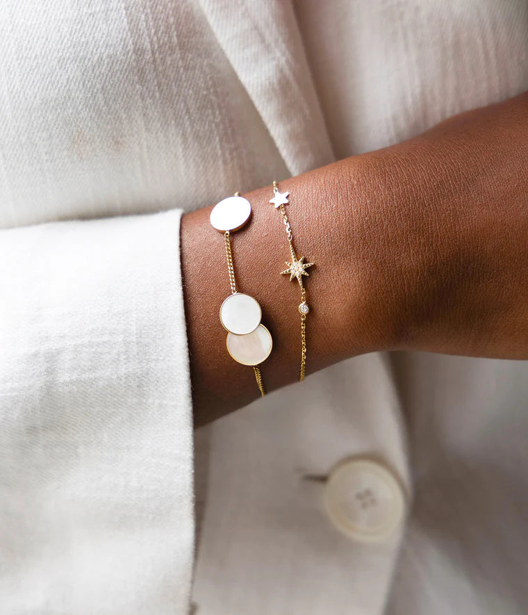 Bracelet Dresden Zag Bijoux porté au poignet, bijou doré délicat et lumineux