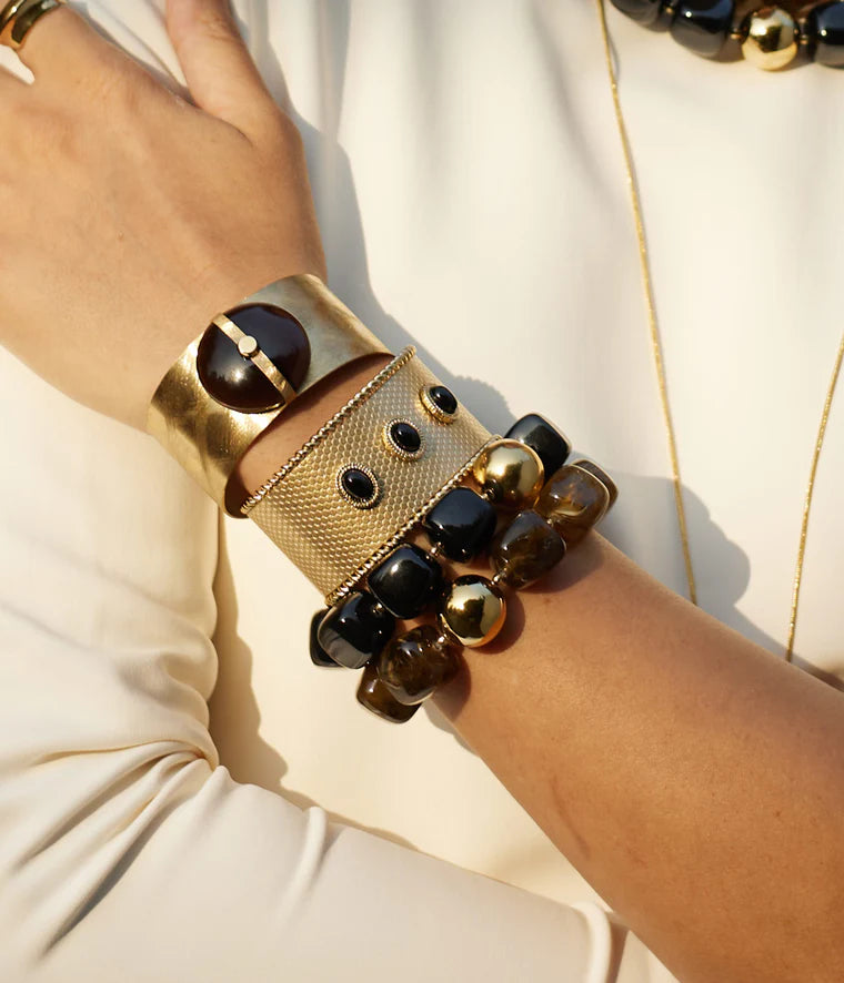 Bracelet Laïos Zag Bijoux porté au poignet, bijou doré et coloré fait main