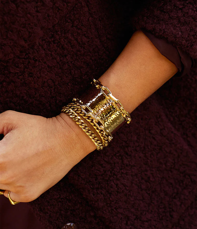 Bracelet Teko Zag Bijoux porté au poignet, bijou doré multi-rangs élégant