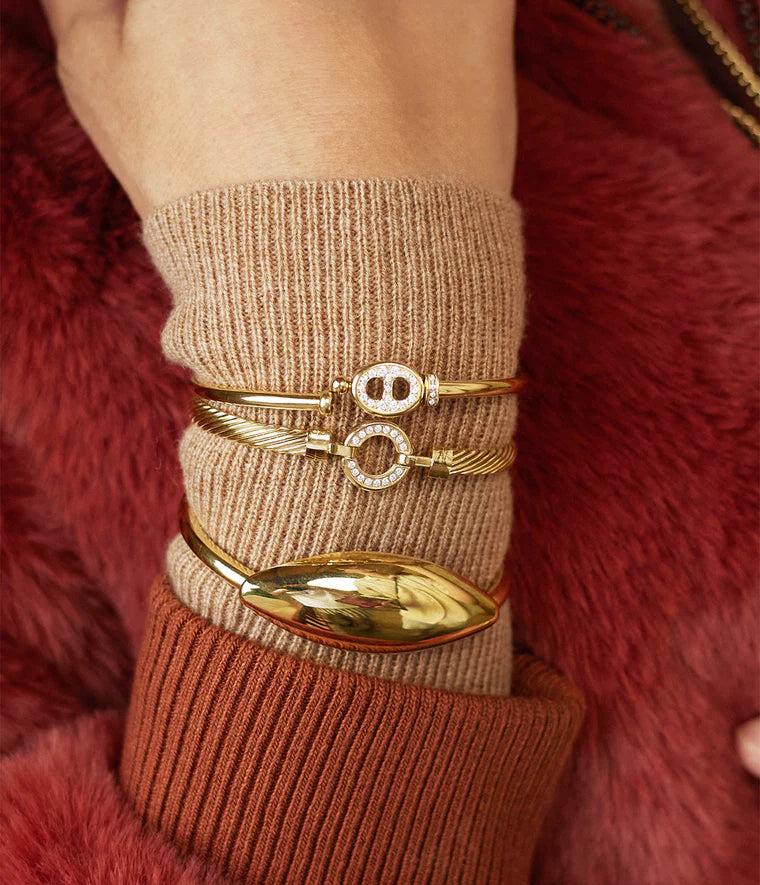 Bracelet jonc Invalis Zag Bijoux porté au poignet, style fin et chic