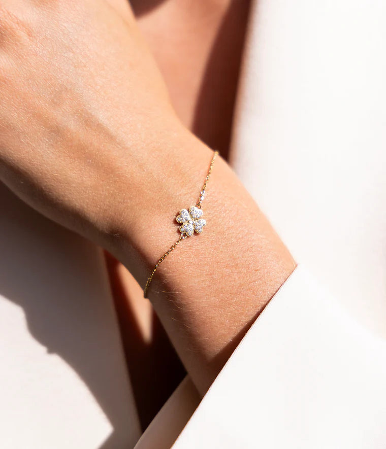 Bracelet Kikai Zag Bijoux porté au poignet, bijou fin et lumineux