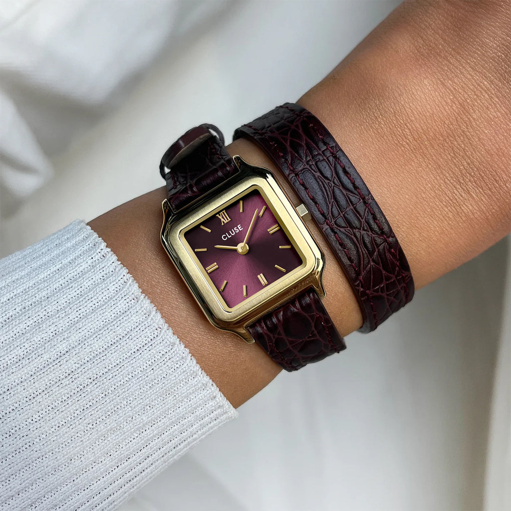 Montre Cluse Gracieuse Petite femme. Boîtier doré 24 mm, cadran rouge vin et double bracelet cuir aspect crocodile 14 mm. 
