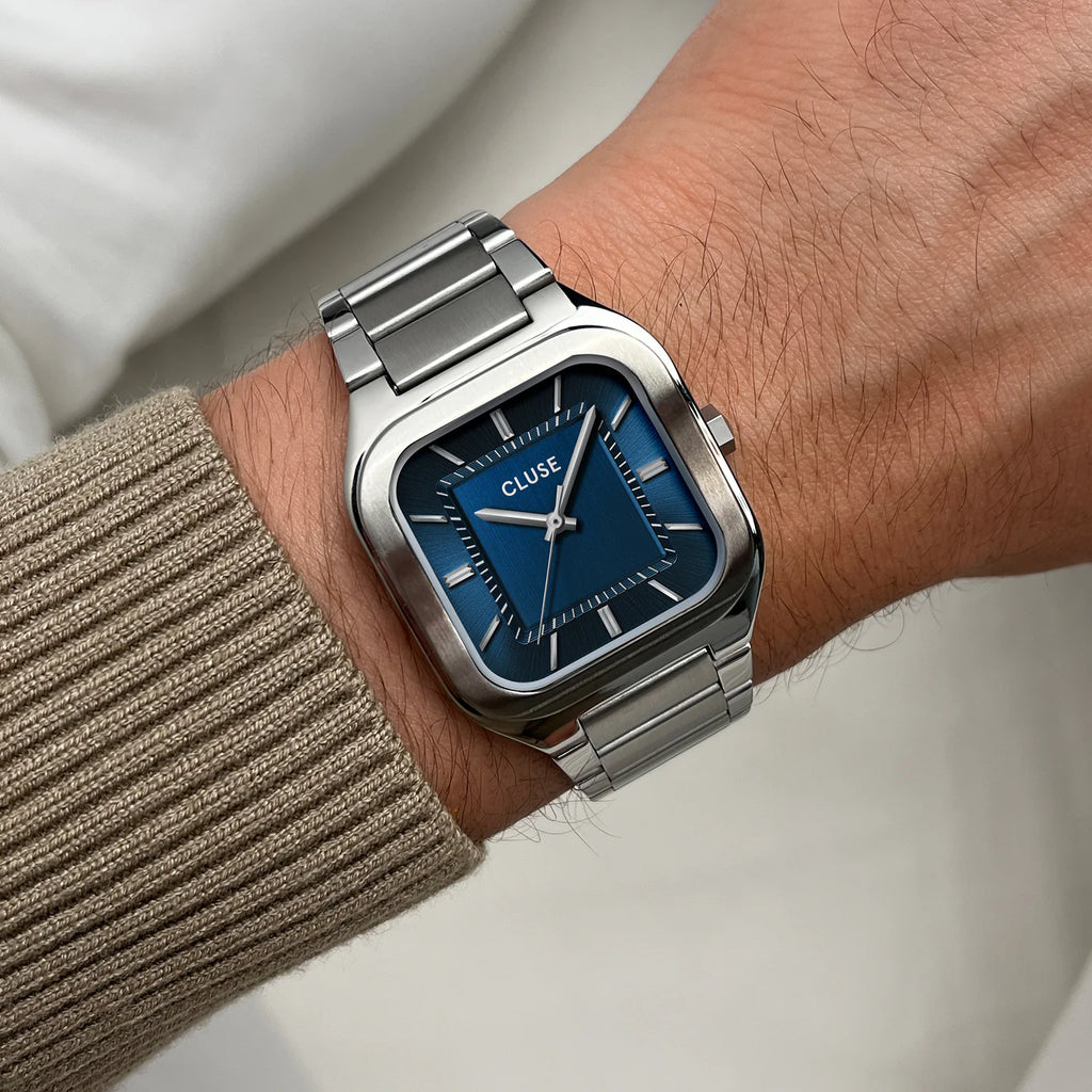 Montre Cluse Quadrus homme design carré 35 mm, cadran bleu intense et bracelet acier argenté.