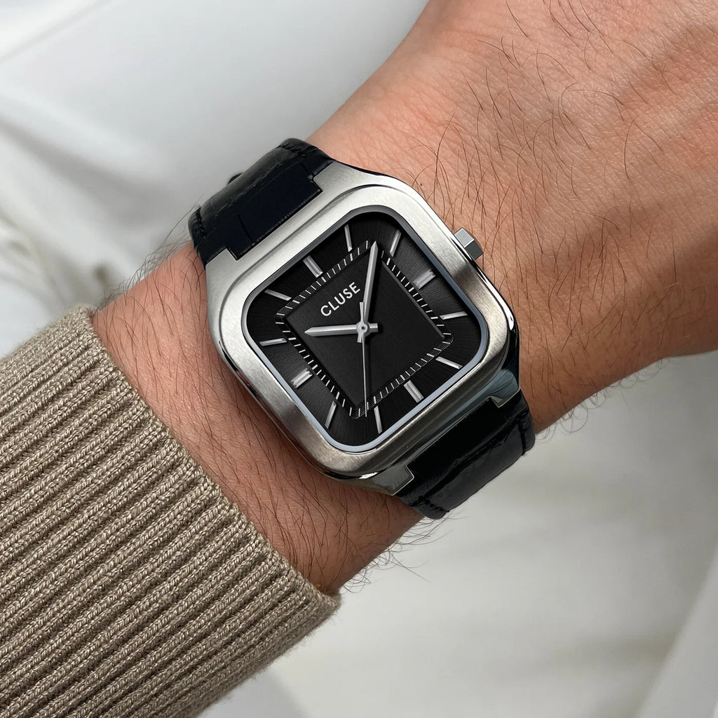Montre Cluse Quadrus homme. Boîtier carré argenté 35 mm, cadran noir et bracelet cuir crocodile noir 20 mm.