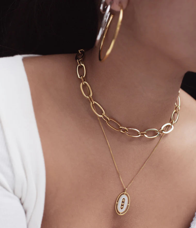 Collier Alix Zag Bijoux porté à même la peau, bijou doré chic et moderne