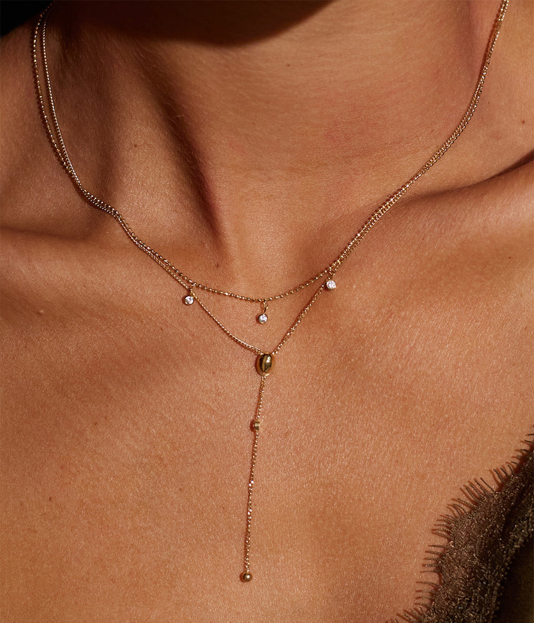 Collier Dilbana Zag Bijoux porté au cou, bijou doré délicat et lumineux