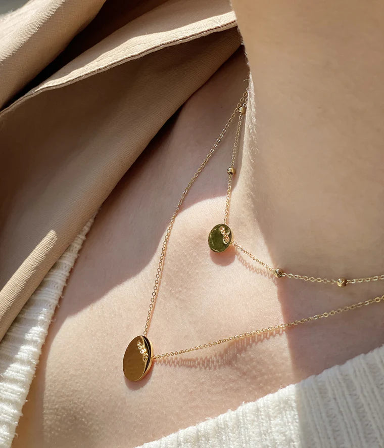 Collier Emile Zag acier doré porté
