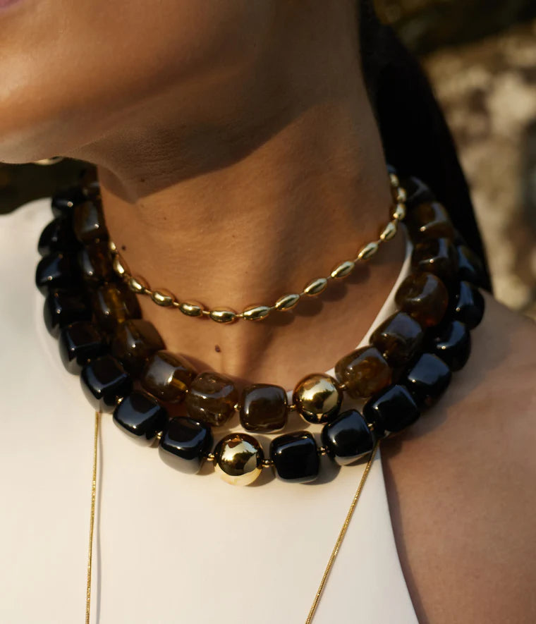 Collier Laïos Zag Bijoux porté, bijou coloré au style bohème chic