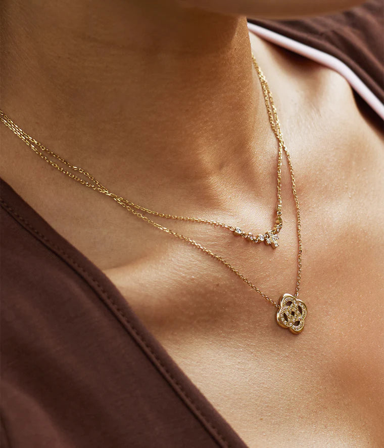 Collier Éternel Zag Bijoux porté au décolleté