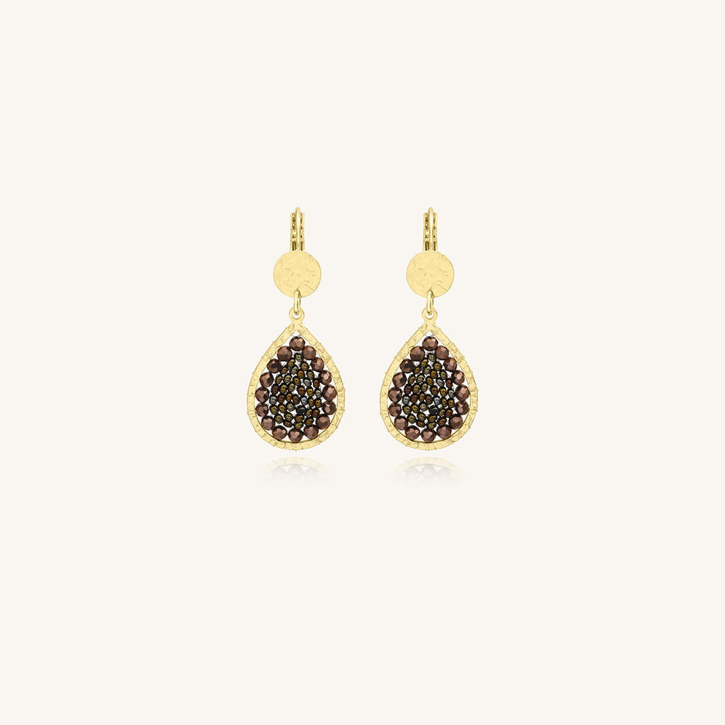 Boucles d’oreilles mini Ysé Santibé Noisette – Dorées à l’or fin et perles tissées à la main
