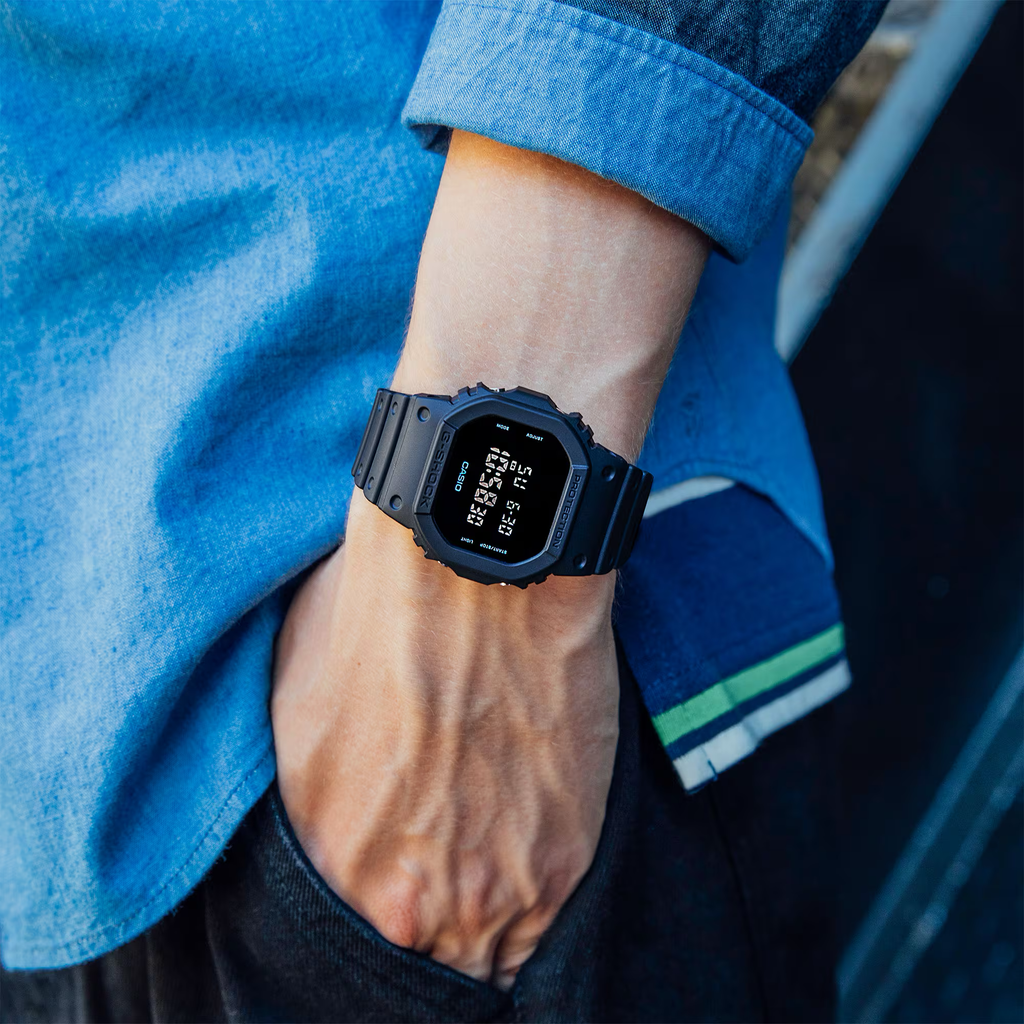 Montre Casio G-SHOCK DW-5600UBB-1 – Série 5600 Portée par un homme 