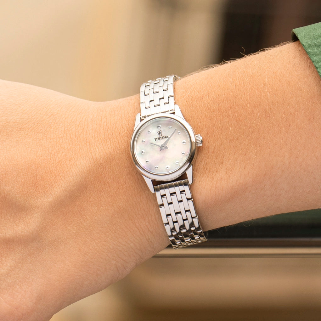 Montre Festina Mademoiselle F20749/1 pour femme avec cadran nacré et bracelet en acier inoxydable gris, élégante et moderne.