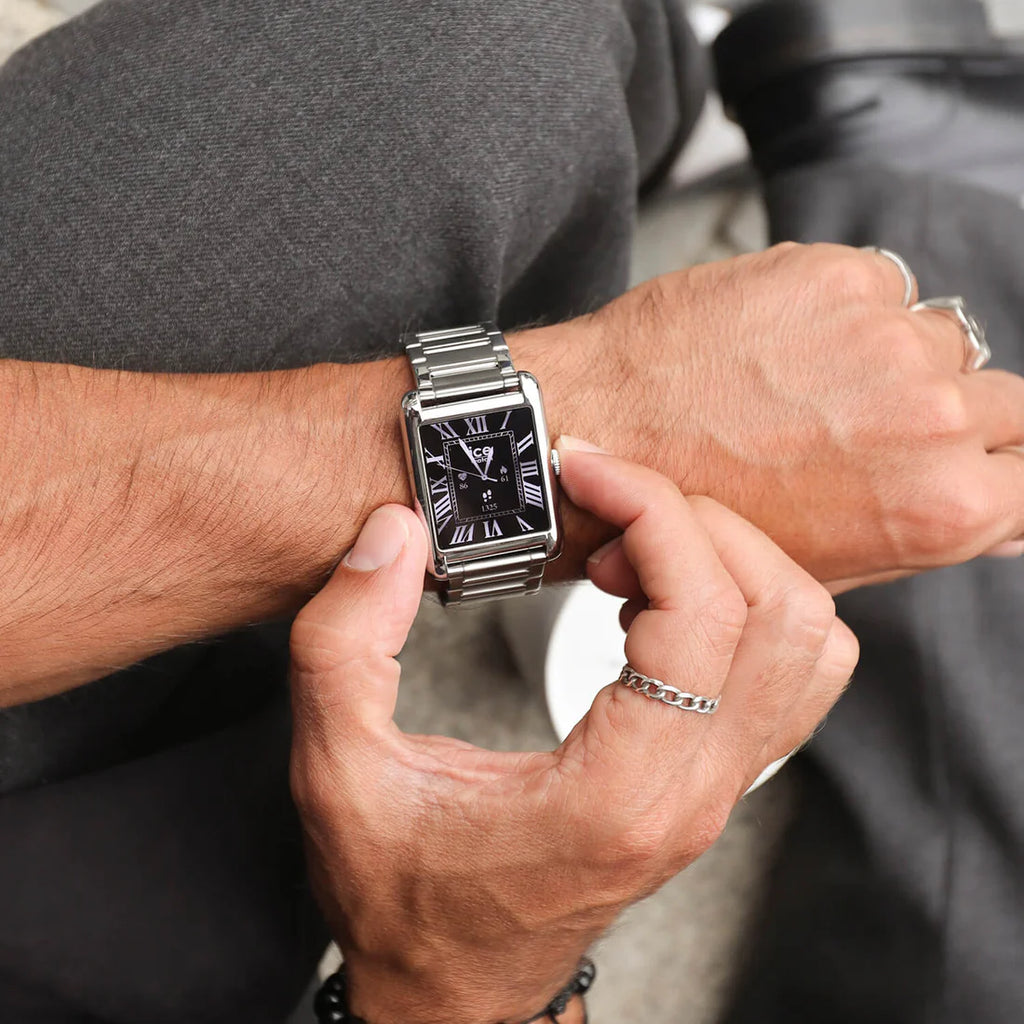 Montre connectée ICE Smart TKS 2.0 Silver rectangulaire avec bracelet en acier argenté et écran tactile couleur AMOLED.