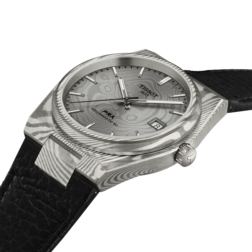 Détail du boîtier en acier Damas marbré de la montre Tissot PRX 38 mm, design inspiré des années 70