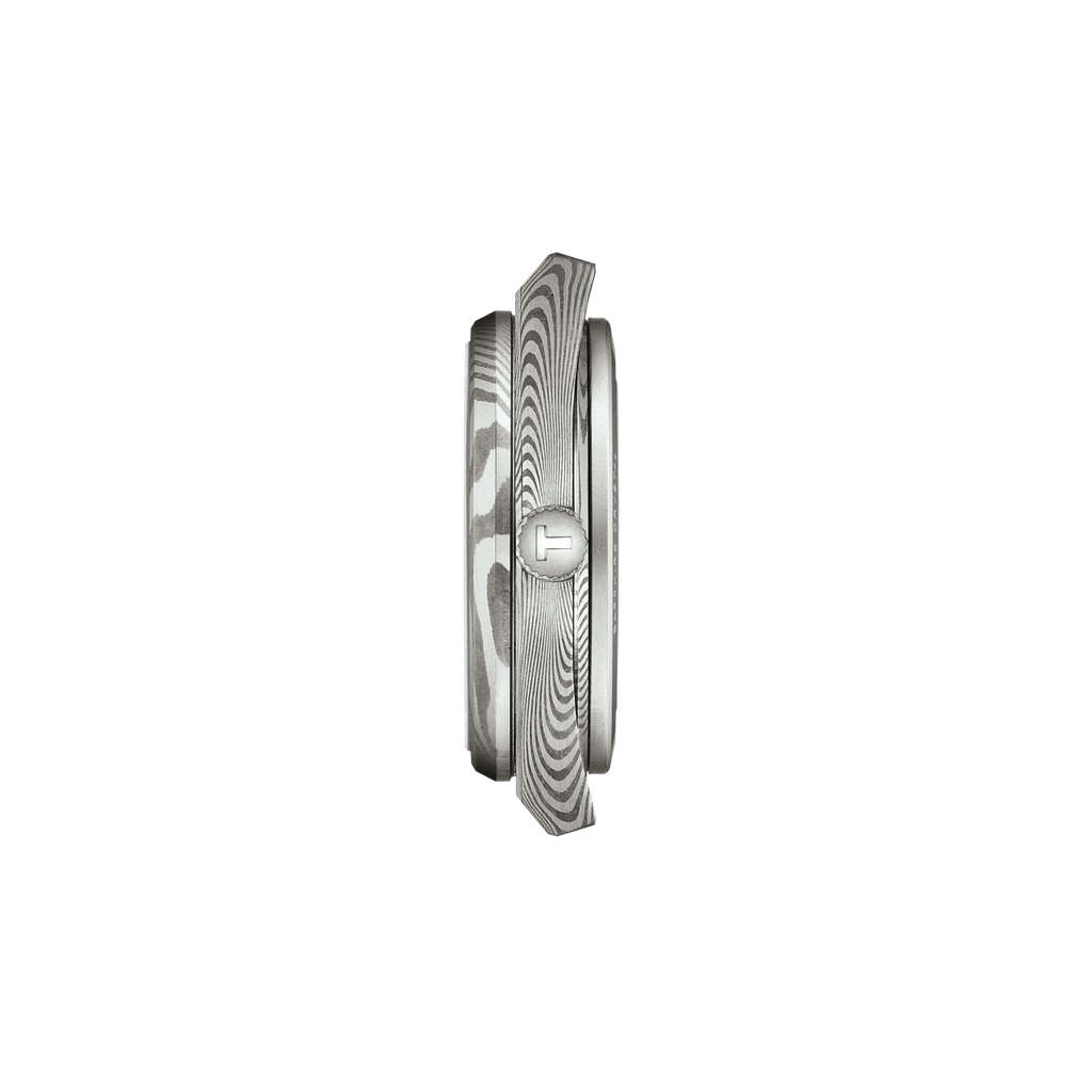 Détail du boîtier en acier Damas marbré de la montre Tissot PRX 38 mm, design inspiré des années 70
