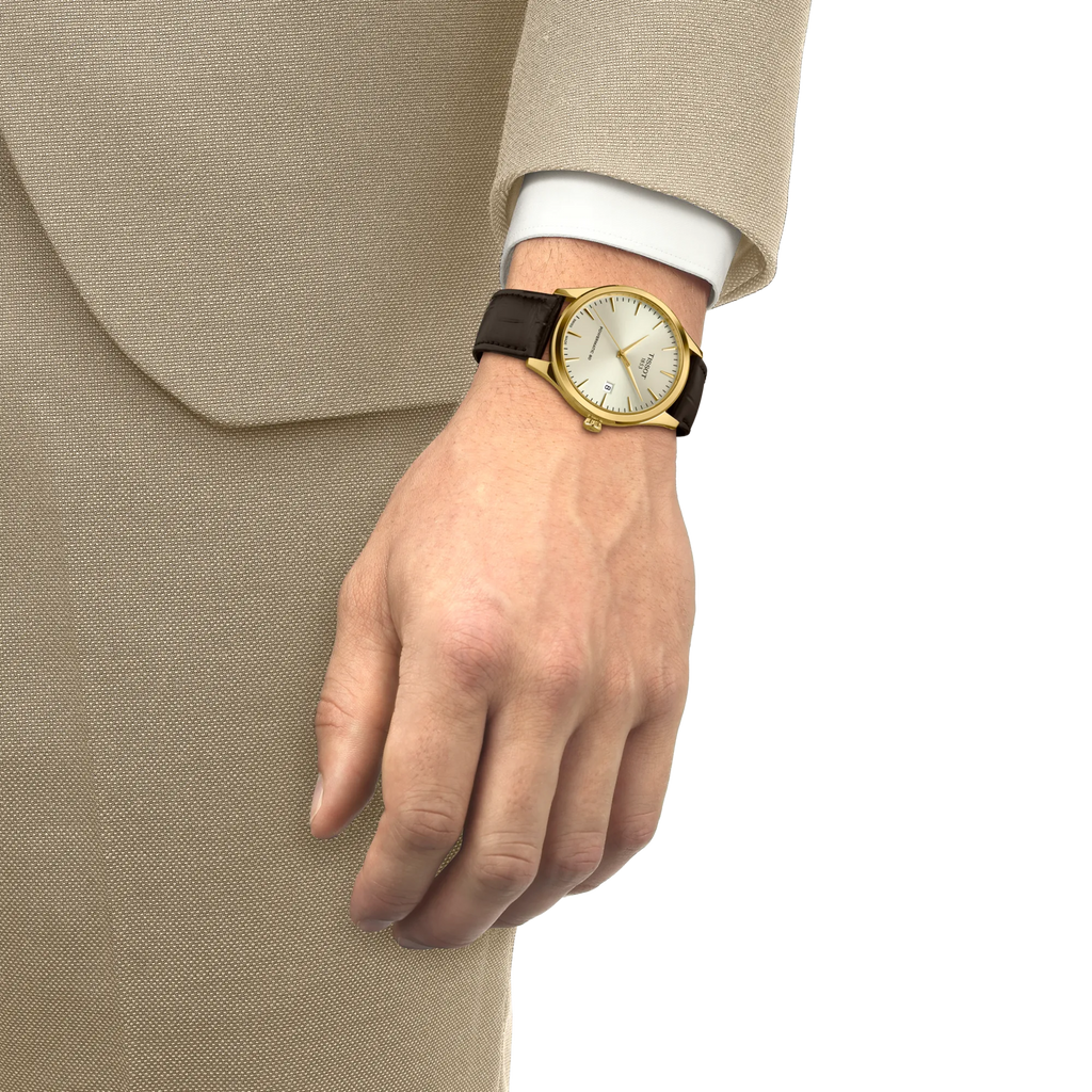 Montre homme Tissot Classic Dream 40mm automatique portée par un homme