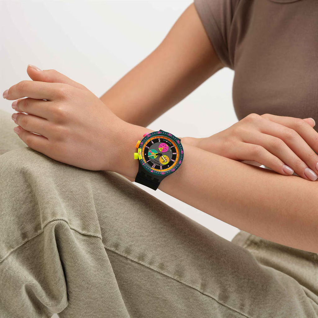 Montre Swatch Neon Seppia – Chronographe XXL rétro inspiré des années 90
