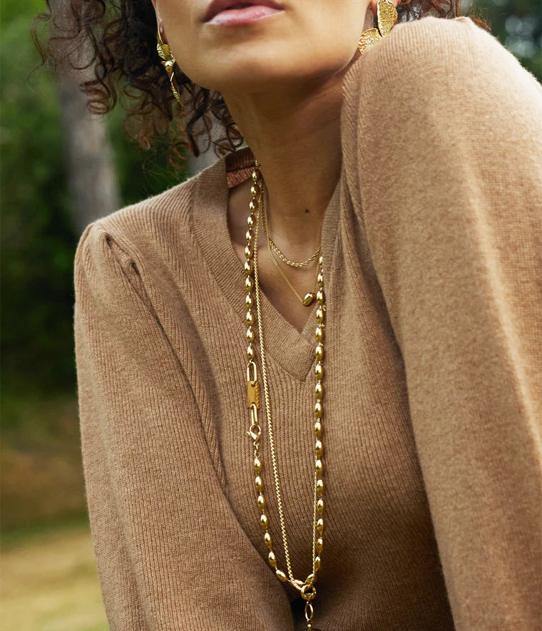 Sautoir Nyra Zag Bijoux associé à d’autres colliers dorés Zag pour un look tendance