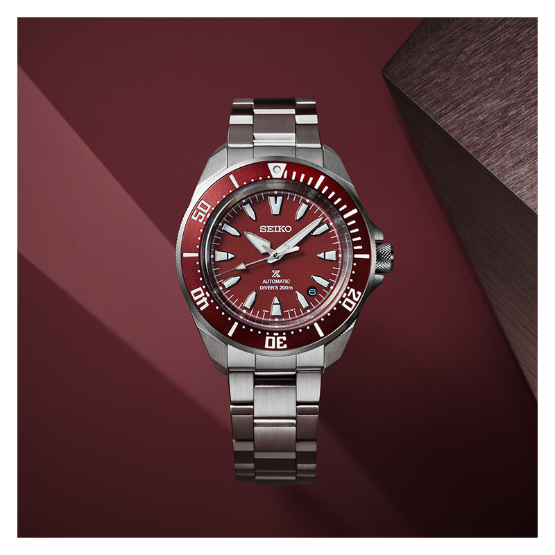 Détail du cadran rouge de la Seiko Prospex Samuraï avec aiguilles luminescentes