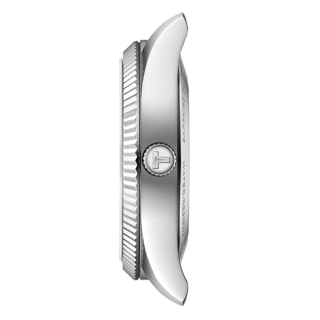 Détail du boîtier en acier et de la lunette cannelée de la montre Tissot Ballade COSC 39 mm