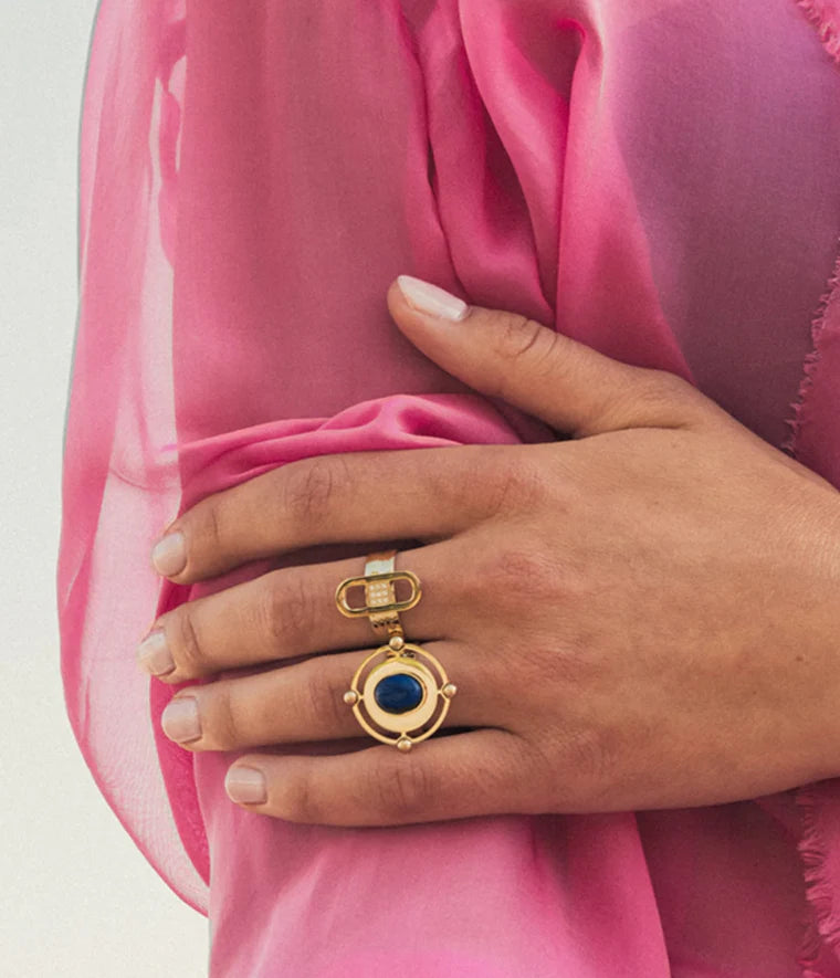 Bague Délia Zag Bijoux portée au doigt, élégance moderne et éclat lumineux