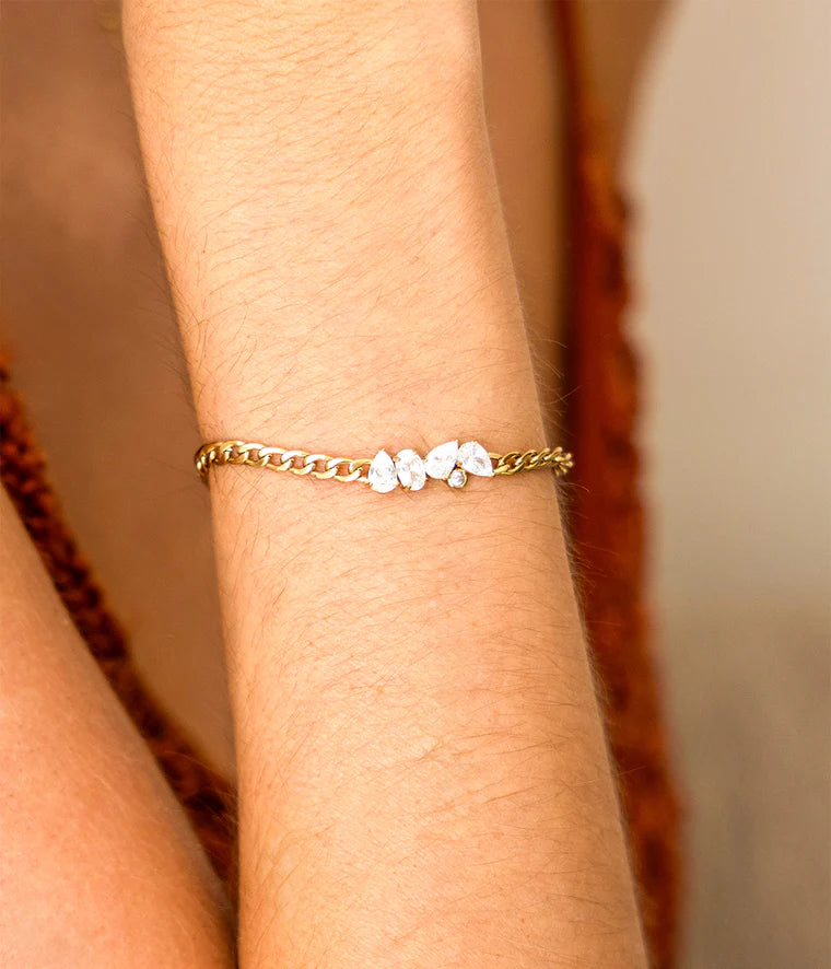 Bracelet Cosia Zag Bijoux – Acier doré serti de zirconiums goutte