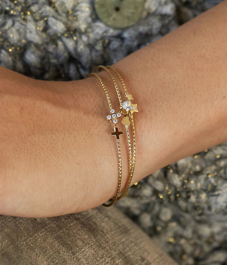 Bracelet Aéris Zag Bijoux porté au poignet, bijou doré fin et lumineux