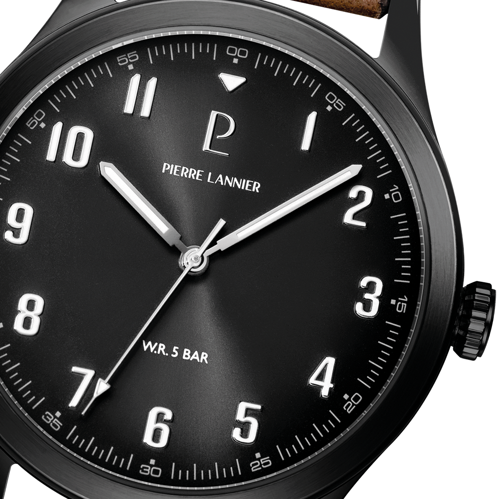 montre Pierre Lannier Aviateur 261K434 : cadran gris, boîtier noir mat et bracelet cuir brun