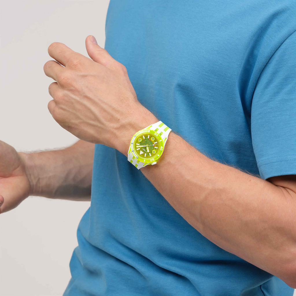 montre Swatch SCUBAQUA Egg Yolk Portée