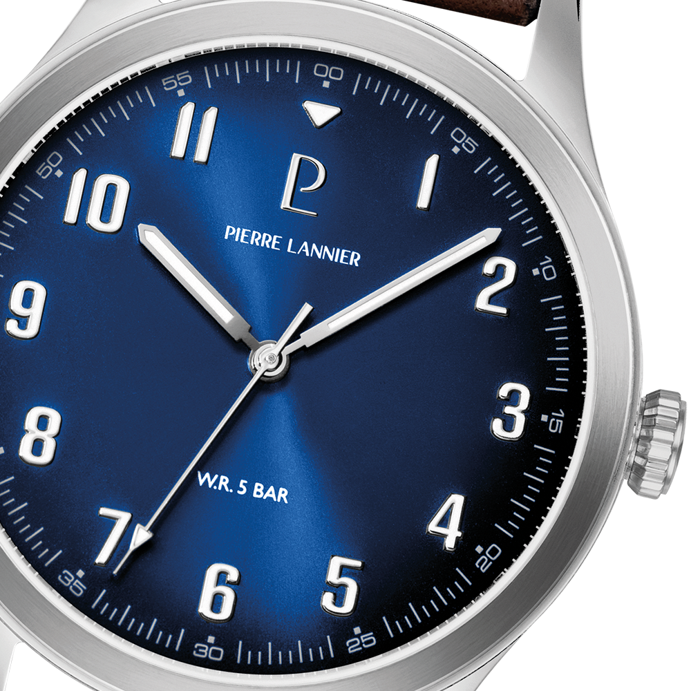 montre homme Pierre Lannier Aviateur 260G164 : cadran bleu, boîtier acier brossé et bracelet cuir marron.